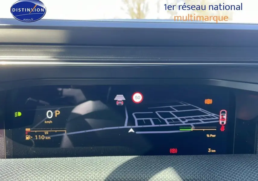 Affichage tête haute numérique du Citroën C5 Aircross blanc, montrant la navigation et les alertes de conduite.