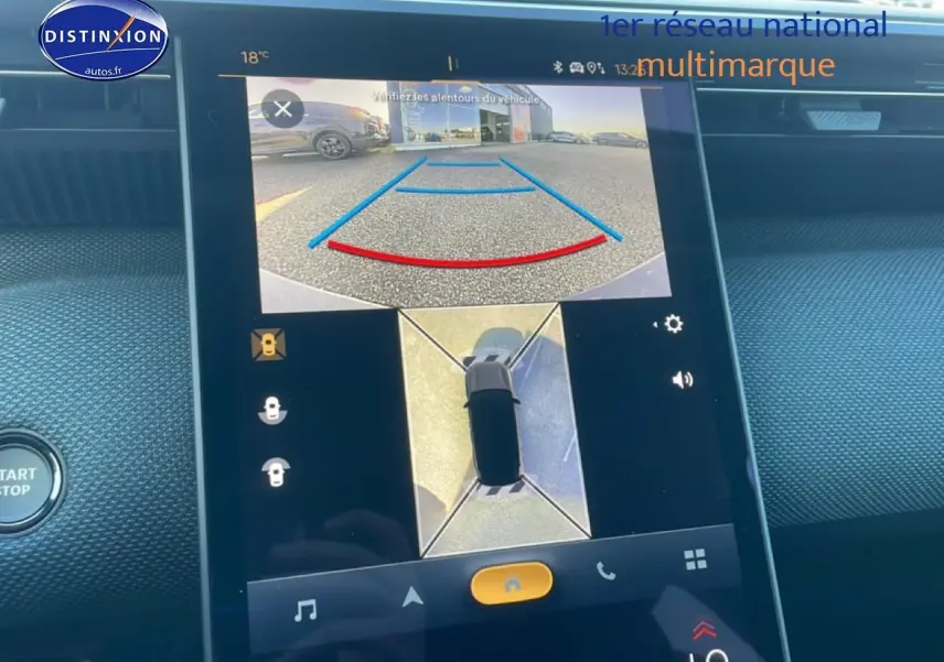 Écran tactile intérieur montrant la caméra de recul et vue panoramique 360° du Citroën C5 Aircross blanc.