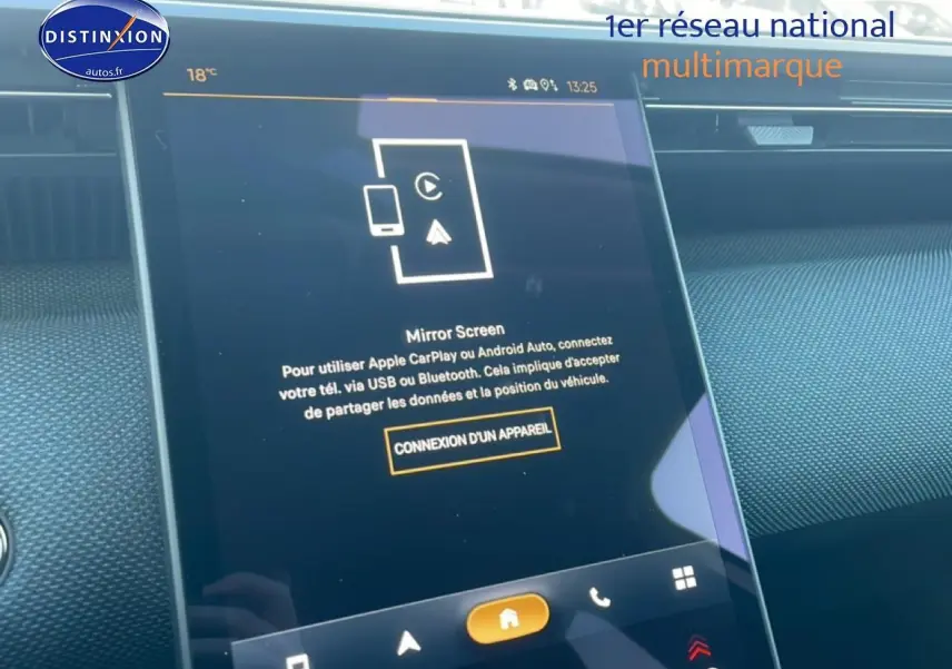 Écran tactile central en gros plan dans l'habitacle du Citroën C5 Aircross blanc, affichant la connexion Mirror Screen.