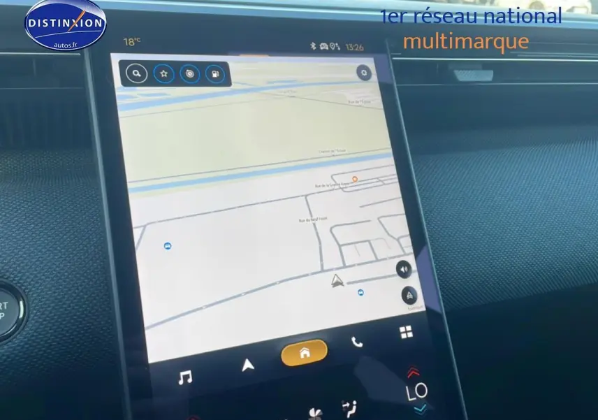 Écran tactile central avec navigation GPS dans l’habitacle du Citroën C5 Aircross blanc, vue rapprochée du tableau de bord.