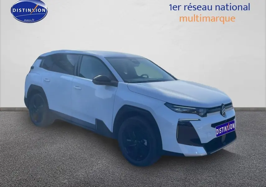 Vue 3/4 avant d'un Citroën C5 Aircross blanc avec jantes noires sur fond neutre.