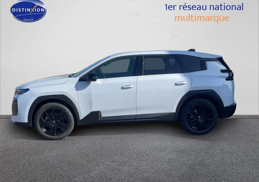 Profil côté gauche du Citroën C5 Aircross blanc 2026 avec jantes noires et vitres teintées sur fond neutre.