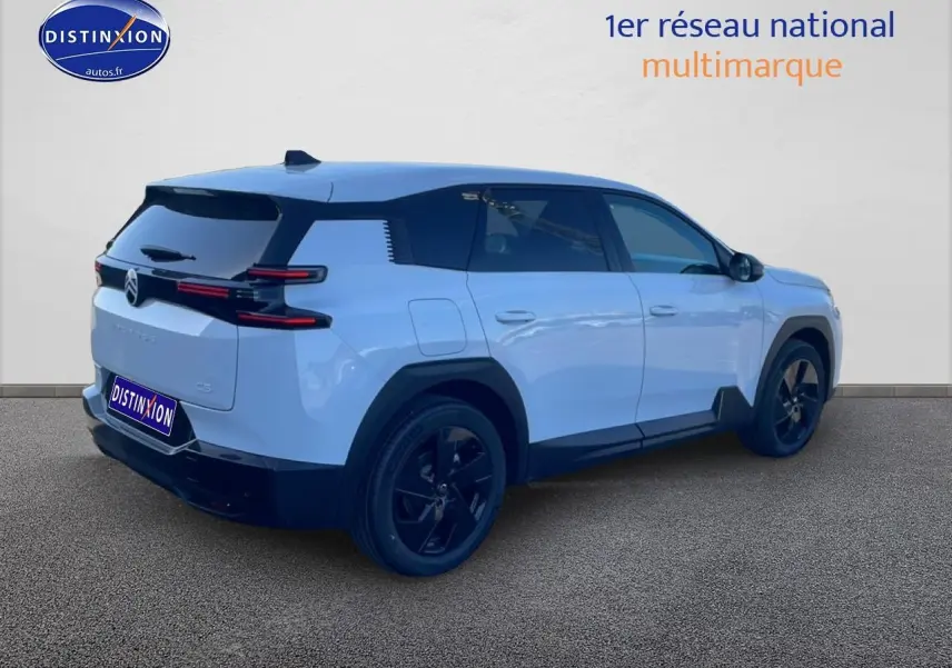 Vue 3/4 arrière droite d'un Citroën C5 Aircross blanc 2026 avec jantes noires et vitres teintées.
