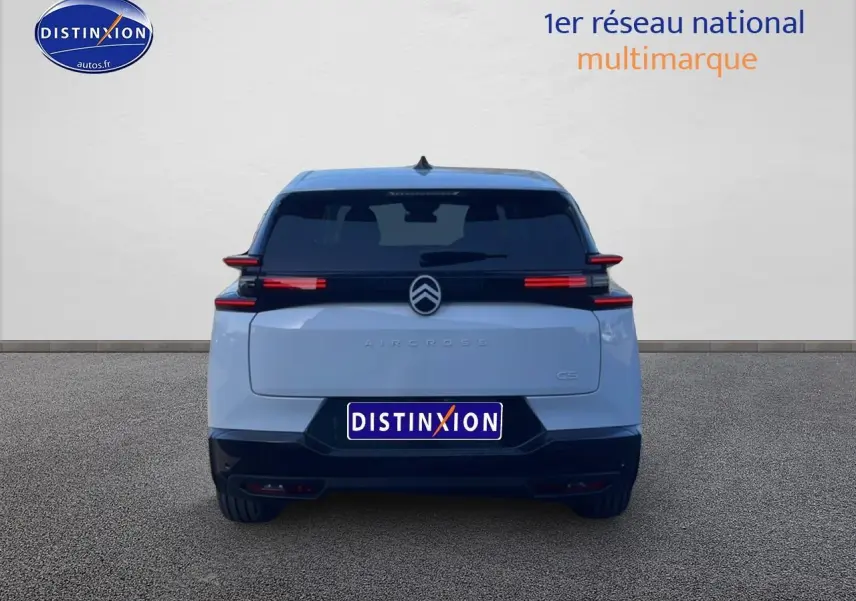 Vue arrière d’un Citroën C5 Aircross blanc 2026 avec feux LED et logo central sur fond neutre.