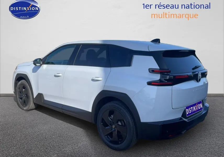 Vue 3/4 arrière droite du Citroën C5 Aircross blanc avec jantes noires et vitres arrière teintées.
