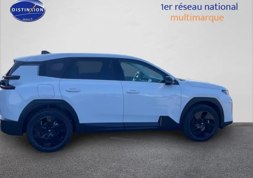 Profil côté gauche du Citroën C5 Aircross blanc 2026 avec jantes noires et vitres arrière teintées.