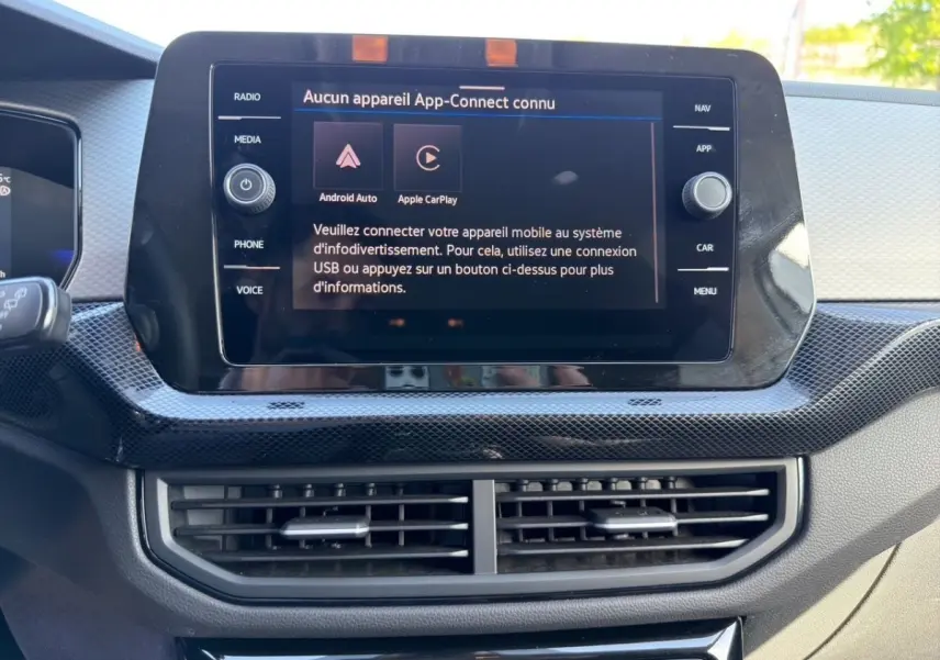 Écran tactile central du tableau de bord du Volkswagen T-Cross 2025 avec interface App-Connect visible.