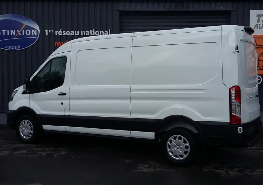 Ford Transit Fourgon blanc glacier vu de profil côté gauche, avec bande noire basse et jantes acier.