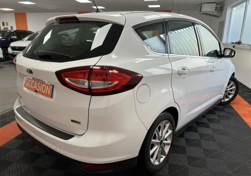 Vue 3/4 arrière droite d'une Ford C-MAX blanche 2018 avec jantes alliage 16 pouces et feux arrière distinctifs.