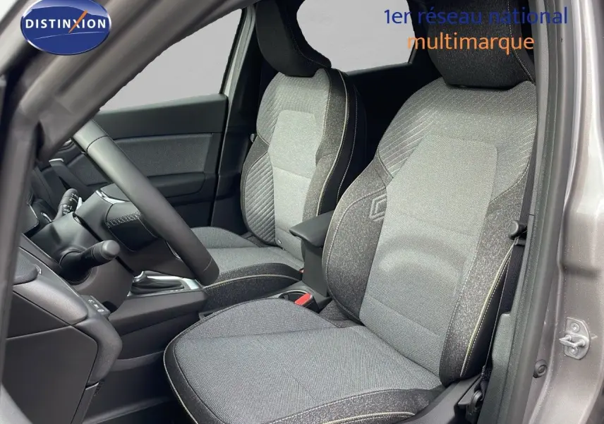 Intérieur du Renault Captur E-Tech hybride 2025, vue côté conducteur, sièges tissu gris et noir, tableau de bord partiel visible.