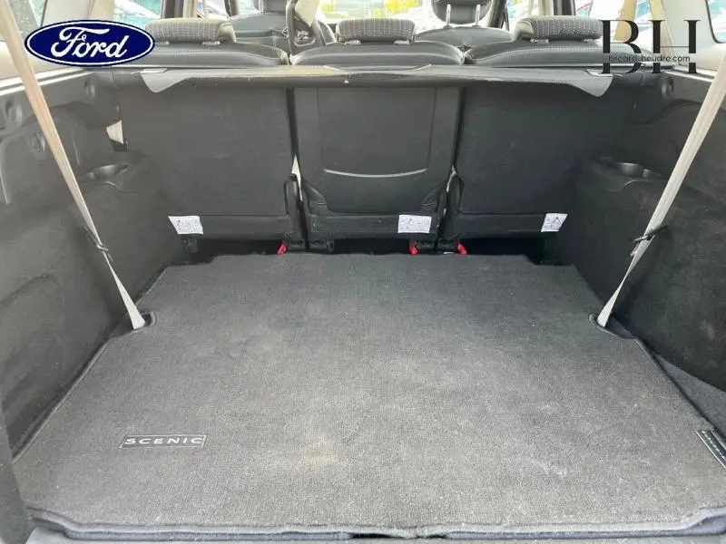 Coffre spacieux vu de l'arrière du Renault Grand Scenic noir étoilé, avec sièges arrière en position relevée.