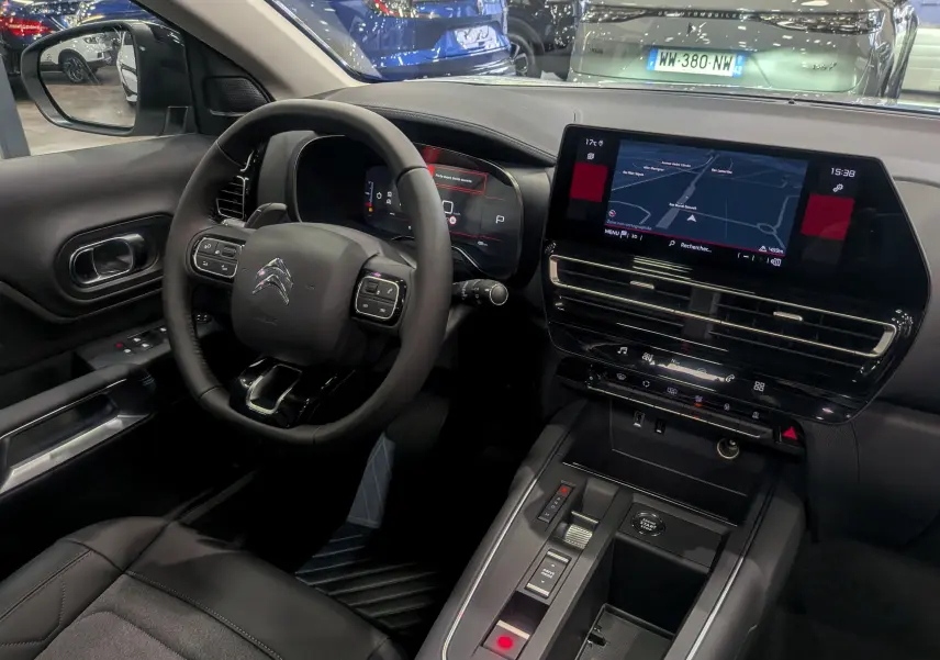 Vue intérieure côté conducteur du Citroën C5 Aircross hybride 2025, avec tableau de bord numérique et écran tactile central.