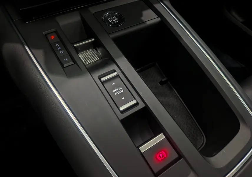 Gros plan sur la console centrale noire du Citroën C5 Aircross hybride avec bouton start et levier de vitesses électronique.