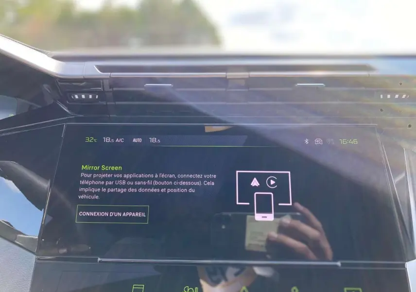Écran tactile central du Peugeot 308 2025 gris Selenium affichant la fonction Mirror Screen avec commandes climatisation visibles