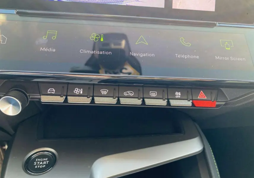 Vue rapprochée de la console centrale du Peugeot 308 2025 gris Selenium, avec écran tactile et boutons de commande.