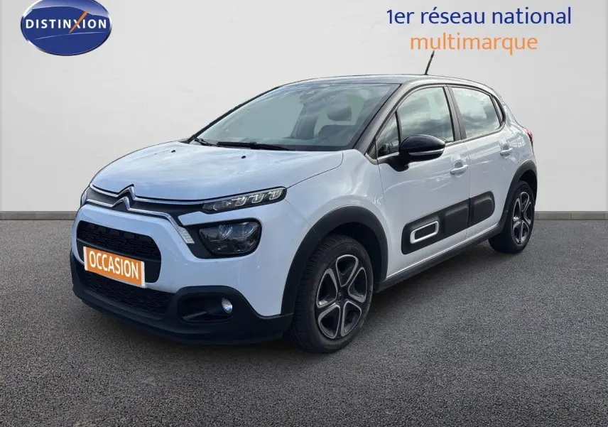 Citroën C3 blanc banquise vue 3/4 avant droit, avec protections latérales noires et jantes stylisées.