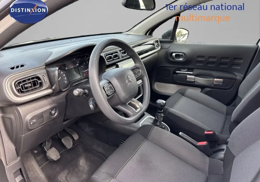 Vue intérieure côté conducteur de la Citroën C3 1.5 BlueHDi 100ch 2022 avec tableau de bord noir et volant multifonction.