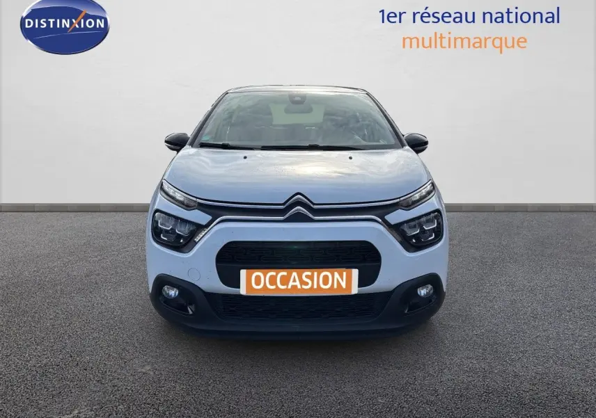 Vue frontale d'une Citroën C3 blanche banquise 2022 avec calandre noire et phares LED distinctifs.
