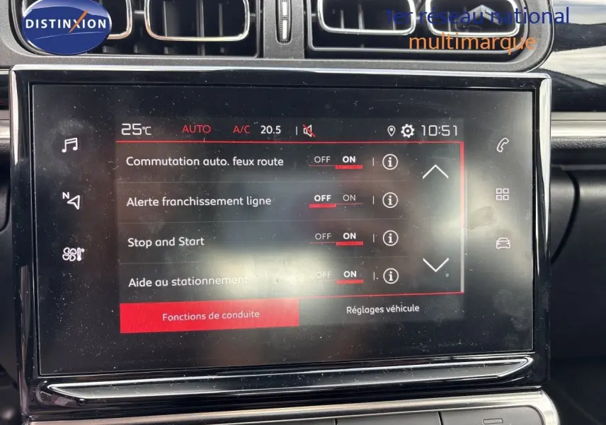 Écran tactile central de la Citroën C3 blanc banquise 2022 affichant les réglages d'aides à la conduite.