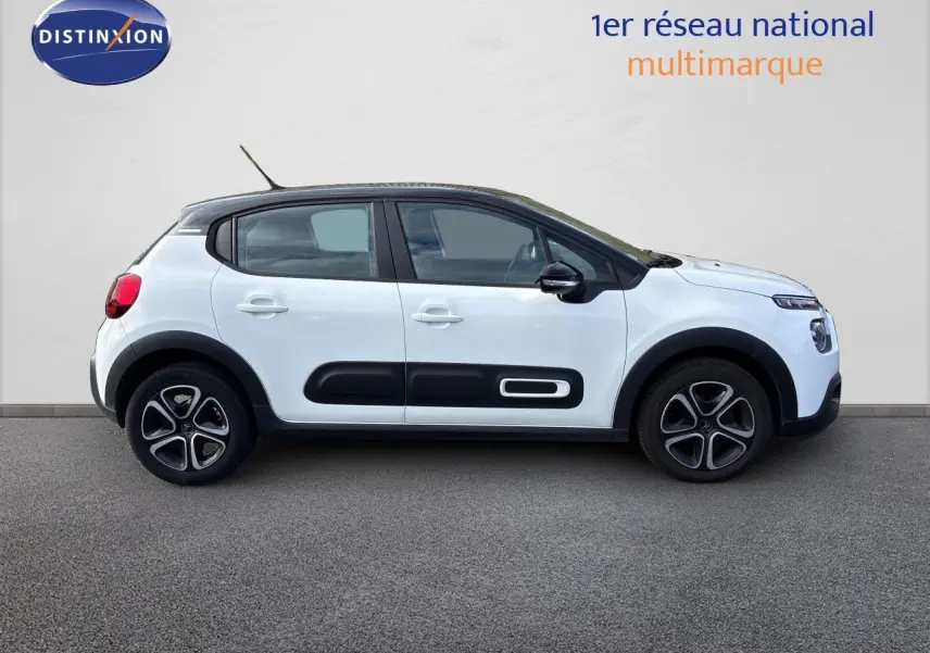 Profil droit d'une Citroën C3 blanc banquise 2022 avec protections latérales noires et jantes stylisées.