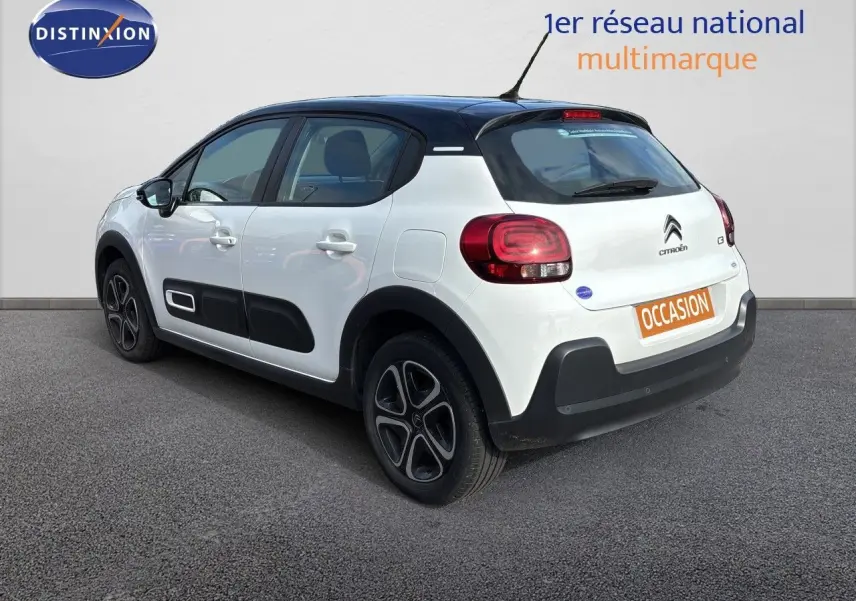 Citroën C3 blanc banquise vue 3/4 arrière droit, avec toit noir et protections latérales noires.