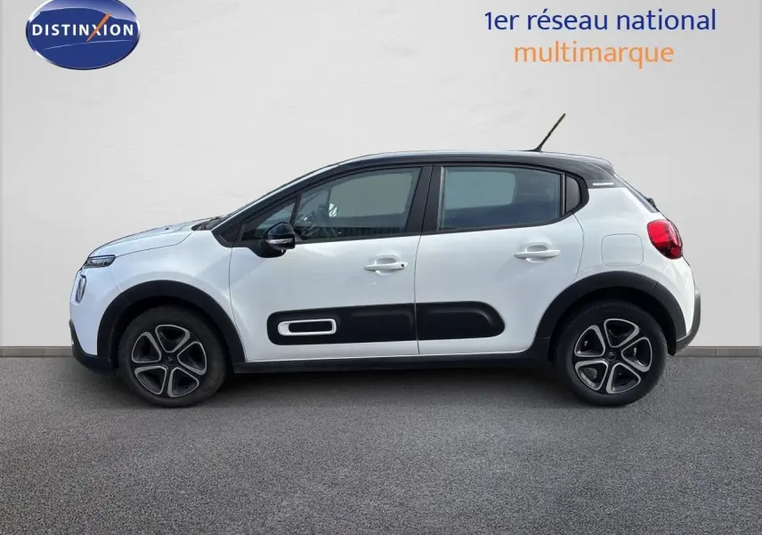 Profil droit d'une Citroën C3 blanche Banquise 2022 avec toit noir et protections latérales noires.