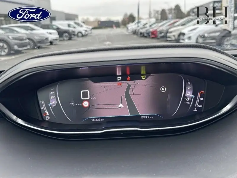 Tableau de bord numérique Peugeot 5008 2022 affichant la navigation et les compteurs, vue frontale rapprochée.