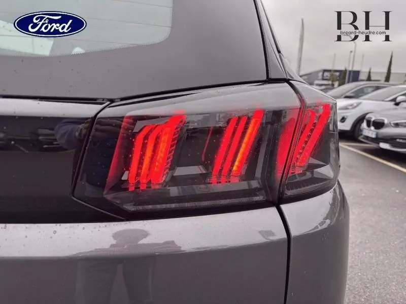 Feu arrière droit allumé d'un Peugeot 5008 gris Platinium, vue rapprochée sur la partie arrière du véhicule.