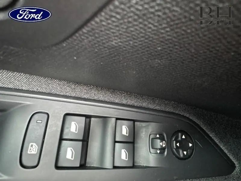 Panneau de commandes des vitres et rétroviseurs côté gauche intérieur d’un Peugeot 5008 gris Platinium.