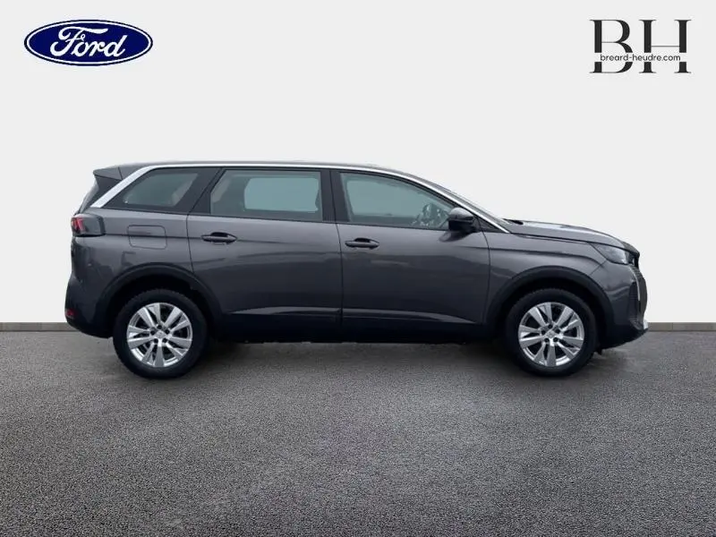 Vue latérale droite d'un Peugeot 5008 2022 gris Platinium avec jantes alu et vitres teintées.