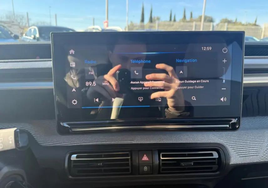 Écran tactile central du tableau de bord de la Citroën C3 gris 2025, vue frontale en intérieur.