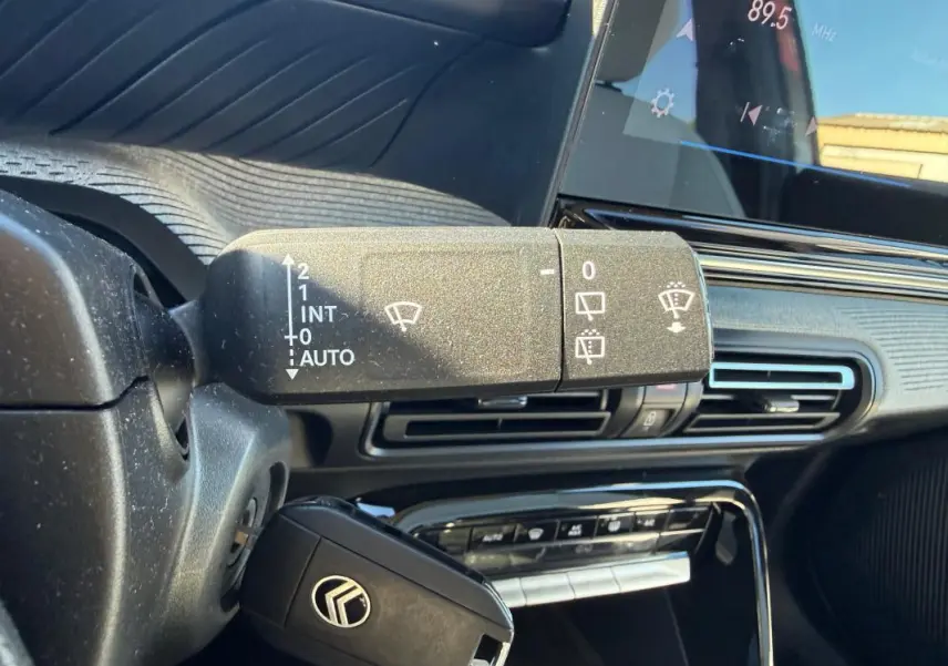 Gros plan sur la commande d’essuie-glace côté gauche dans l’habitacle gris du Citroën C3 2025 Turbo 100 ch.