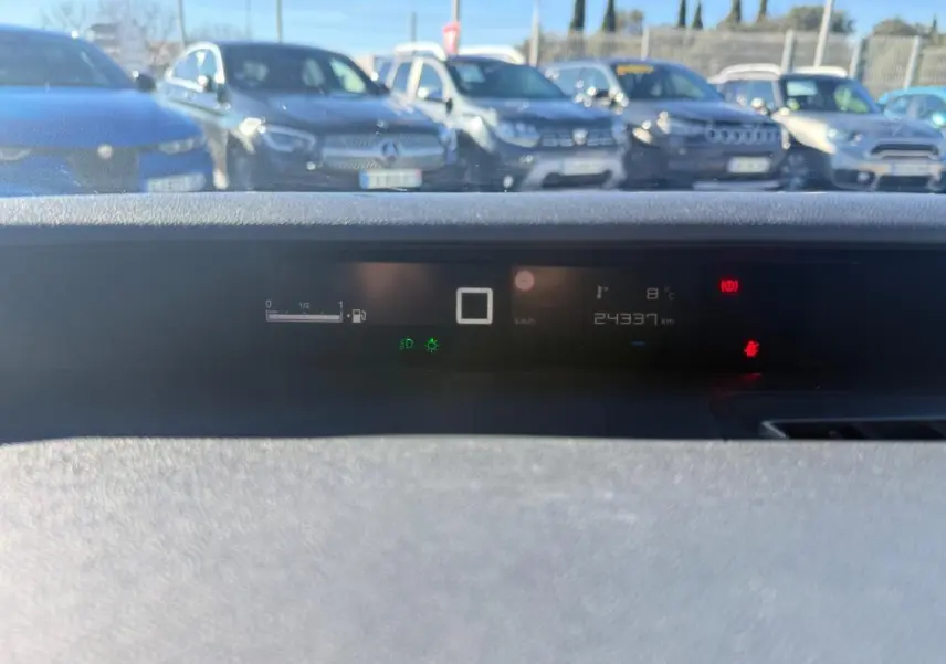 Vue du tableau de bord numérique de la Citroën C3 gris, affichant la vitesse et le niveau de carburant.