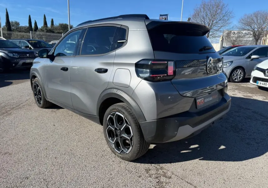 Vue 3/4 arrière droite d'une Citroën C3 gris métallisé 2025 avec jantes alliage noires et vitres teintées.