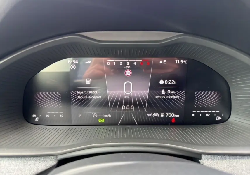 Vue rapprochée du combiné d'instruments numérique de la Skoda Scala 2025 affichant vitesse, température et autonomie.