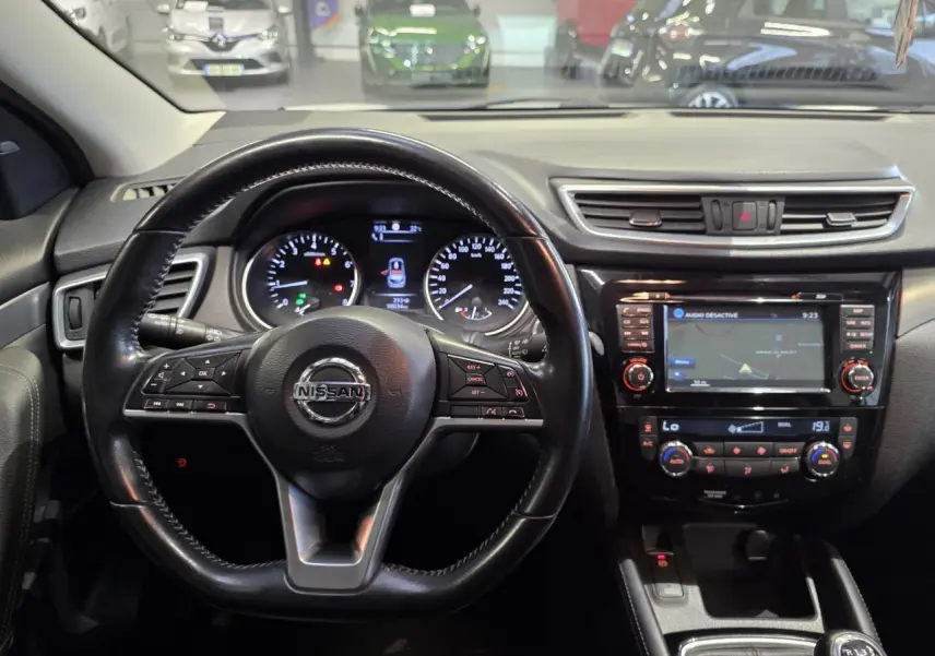 Vue intérieure centrée sur le volant cuir noir et tableau de bord du Nissan Qashqai 1.2 DIG-T 2018.