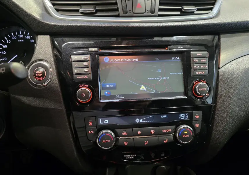 Vue rapprochée du tableau de bord noir du Nissan Qashqai 1.2 DIG-T 2018 avec écran tactile et commandes climatisation.