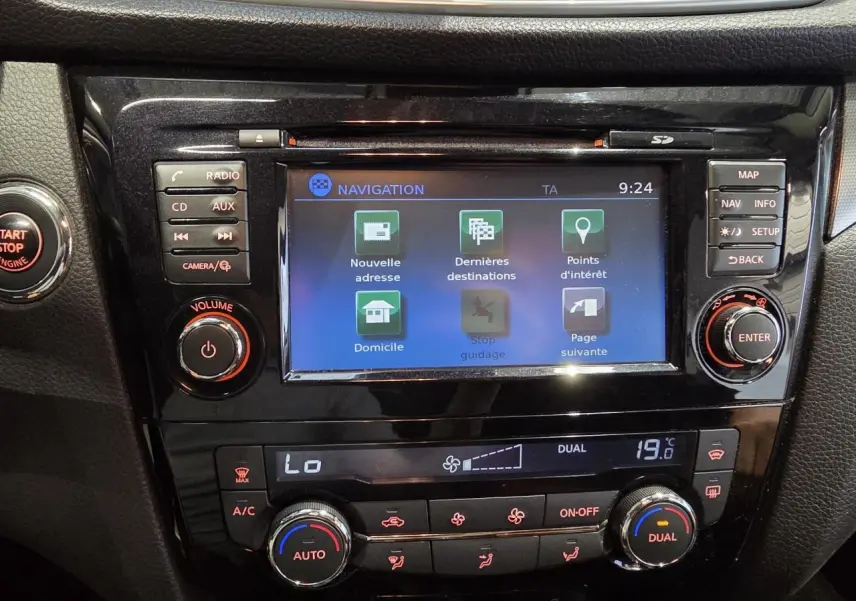 Vue rapprochée du tableau de bord noir du Nissan Qashqai 1.2 DIG-T 2018 avec écran tactile de navigation et commandes climatisation.