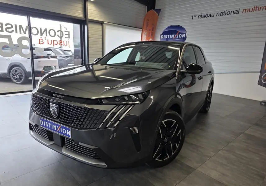 Peugeot 3008 gris titanium en 3/4 avant droit, avec calandre noire distinctive et jantes noires en concession.