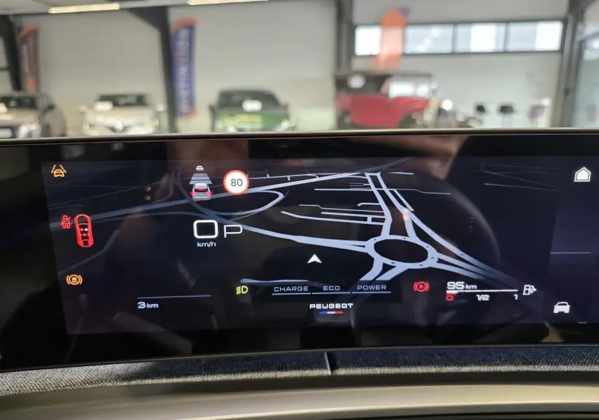 Affichage numérique du tableau de bord du Peugeot 3008 gris titanium, montrant la navigation et les indicateurs de conduite.