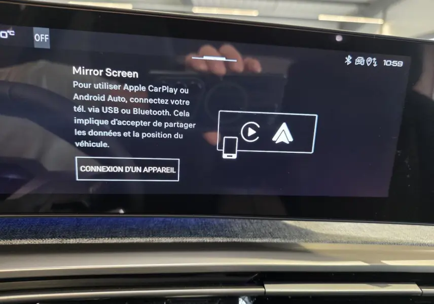Écran tactile intérieur du Peugeot 3008 2026 affichant la connexion Mirror Screen pour Apple CarPlay et Android Auto.