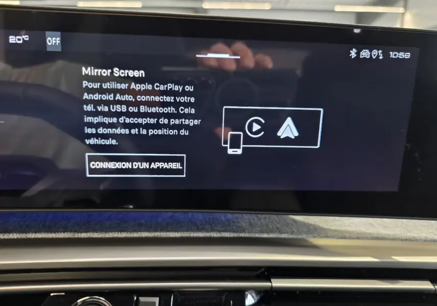 Écran tactile intérieur du Peugeot 3008 2026 affichant la connexion Mirror Screen, avec tableau de bord moderne.