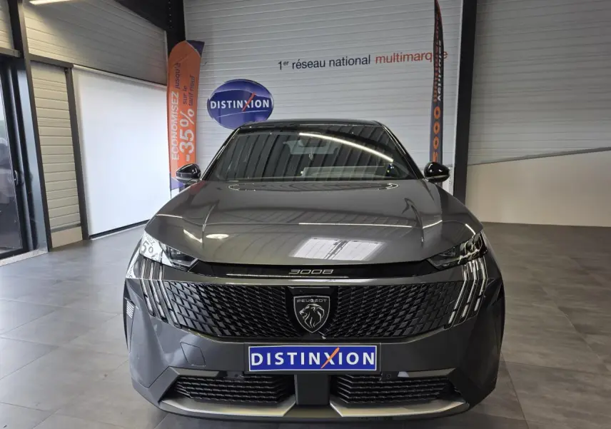 Vue avant frontale du Peugeot 3008 gris titanium 2026 avec calandre noire et signature lumineuse verticale distinctive.