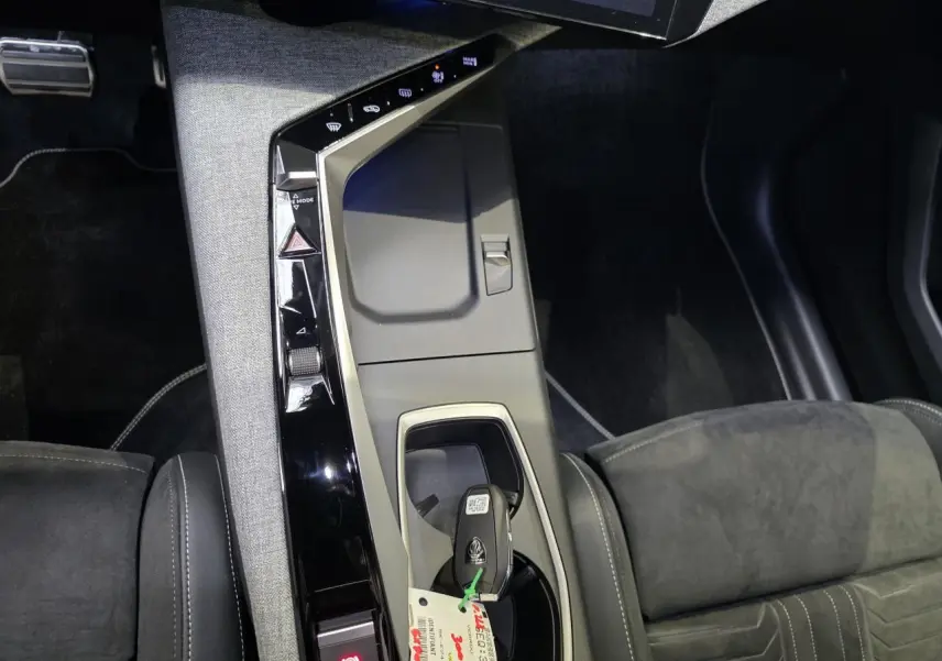 Vue rapprochée de la console centrale du Peugeot 3008 gris titanium, avec levier de vitesse et commandes tactiles.