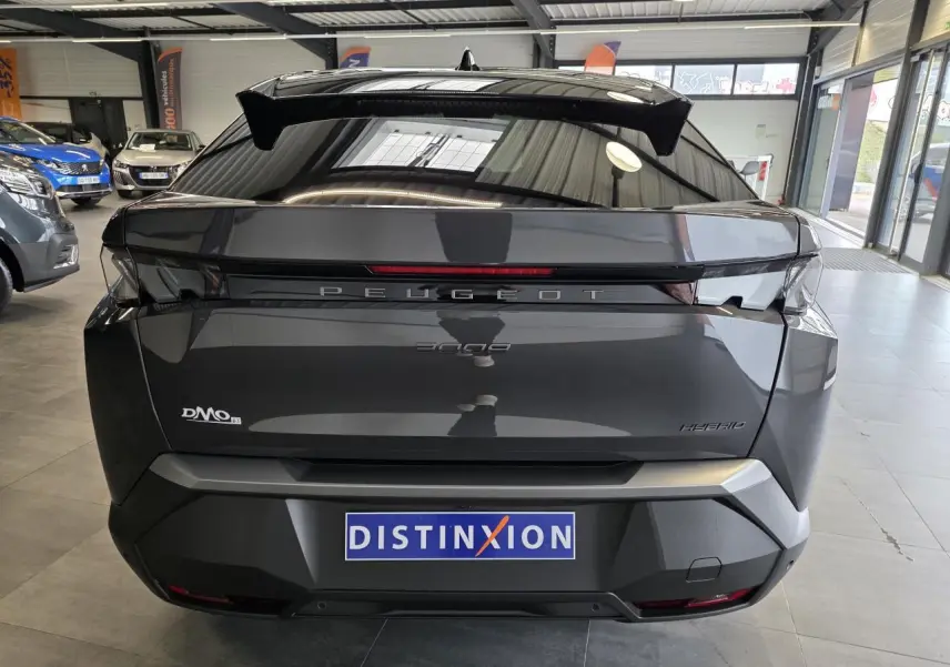 Vue arrière d'un Peugeot 3008 gris titanium hybride 2026 en showroom, avec logo et feux distinctifs visibles.