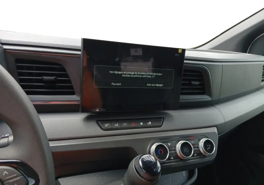 Vue intérieure du tableau de bord du Renault Master blanc 2026, avec écran tactile et levier de vitesses manuel visible.