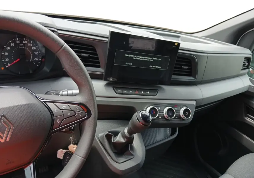 Vue intérieure du tableau de bord du Renault Master 2026, avec volant à gauche, écran tactile central et levier de vitesse manuel.