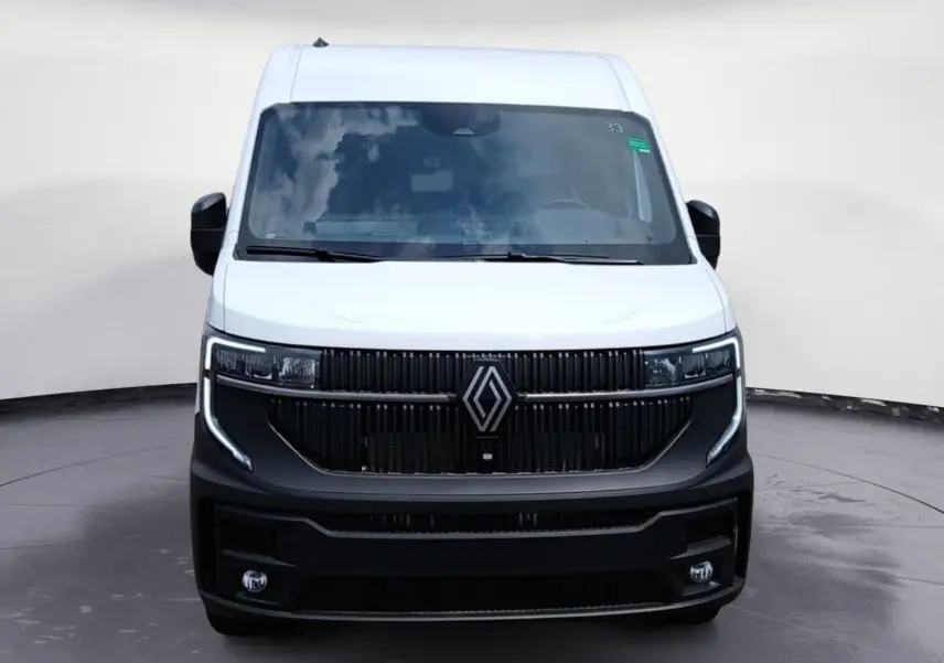Vue frontale d’un Renault Master blanc 2026 avec calandre noire et logo Renault bien visible.