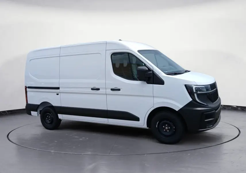 Vue 3/4 avant droit d’un utilitaire Renault Master blanc avec pare-chocs noirs et jantes tôles noires.