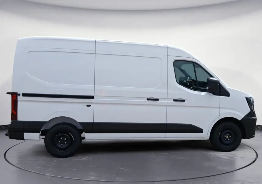 Vue latérale droite d’un utilitaire Renault Master blanc L2H2 avec bandeau noir et roues acier noires.